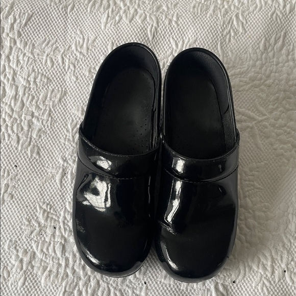 Women’s dansko nursing clogs. - Picture 1 of 12